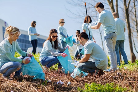 Dow volunteers clean-up trash